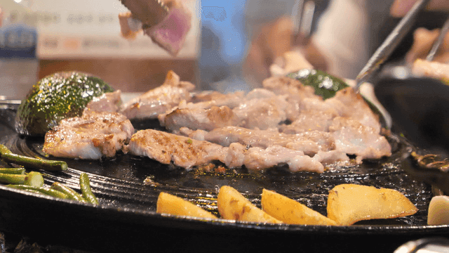 채소와 함께 삼겹살 굽기