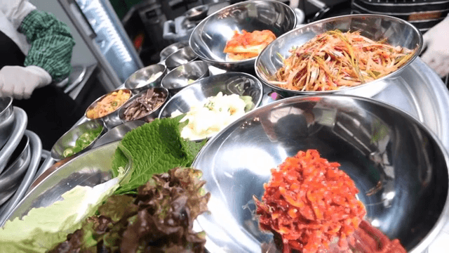 쟁반에 담긴 다양한 한국 반찬