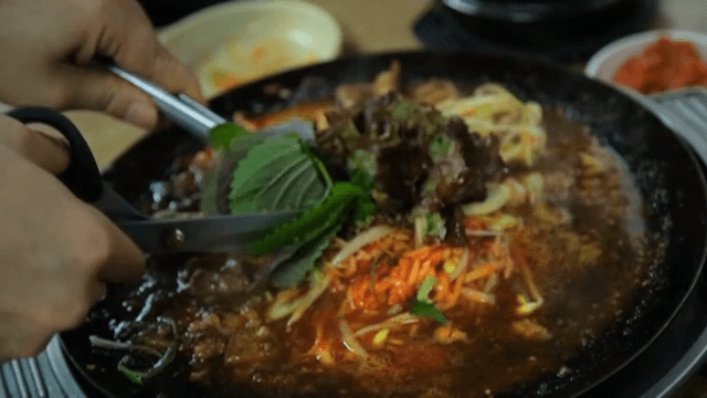 남은 양념 갈비에 다양한 재료를 추가하는 모습