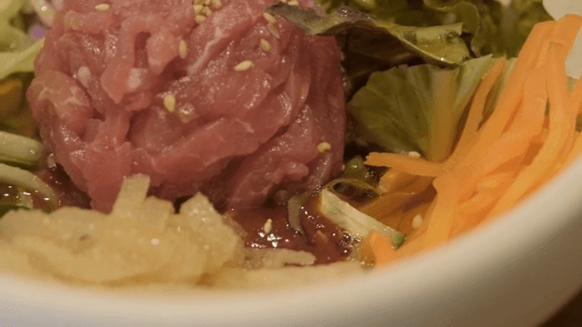 신선한 채소와 육회 비빔밥 한 그릇