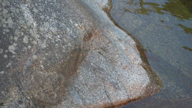 물에 부분적으로 잠긴 큰 바위