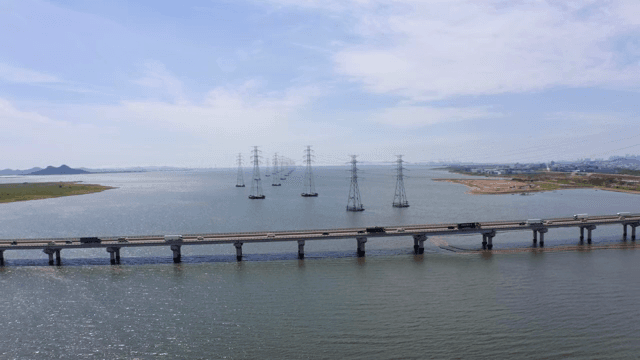 푸른 강 위에 송전탑과 긴 다리