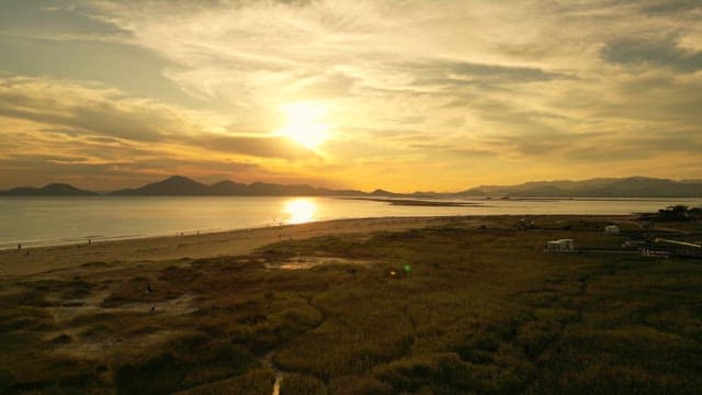 해안 풍경 위로 지는 해