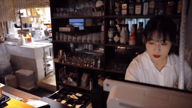 식당에서 결제를 받고 있는 여성