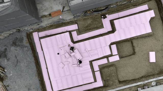 작업자들이 분홍색 단열재를 설치하는 모습