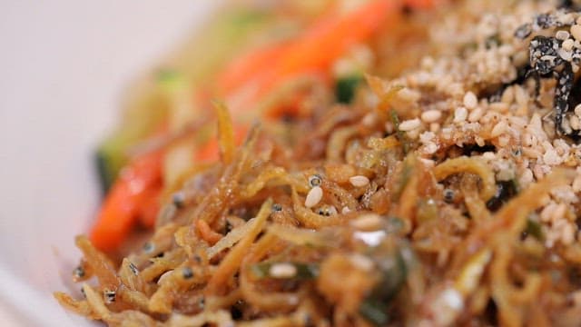 깨가 뿌려진 멸치볶음