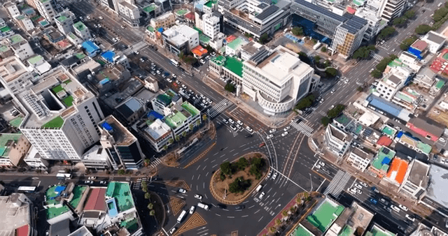 다채로운 지붕이 있는 번화한 도시