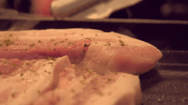 허브와 함께 구워지는 생삼겹살