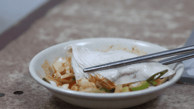 매운 소스에 찍은 닭고기