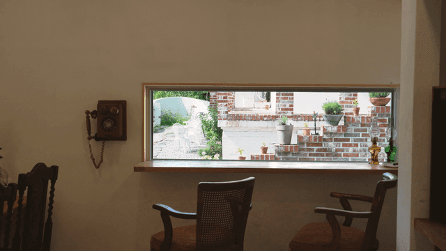 바깥 풍경이 보이는 아늑한 실내 공간