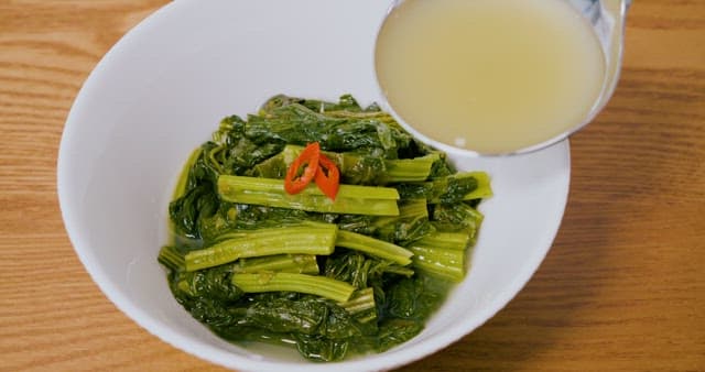 국물이 뿌려지고 있는 열무 물김치