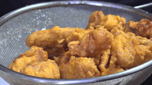 체에 담긴 갓 튀긴 한국식 치킨