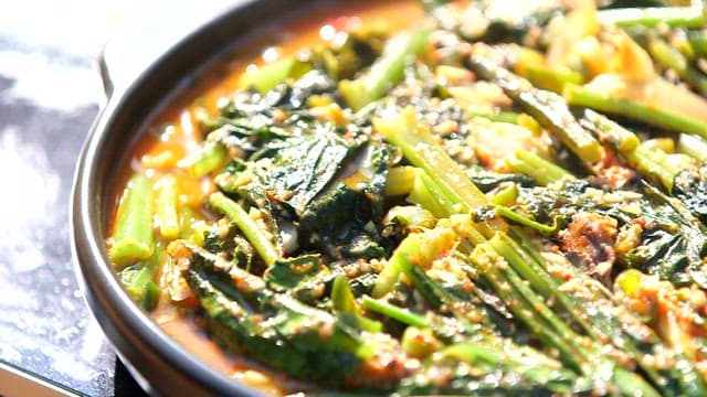 따뜻하고 먹음직스러운 열무 꽁치조림