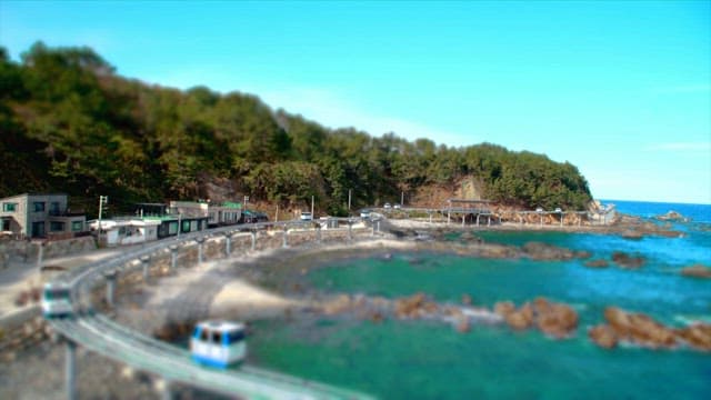 해안선을 따라가는 모노레일과 경치가 좋은 어촌