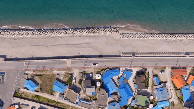 고요한 해변을 따라 이어진 해안 도로