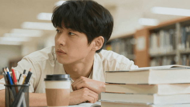 도서관에서 공부하는 젊은 남성