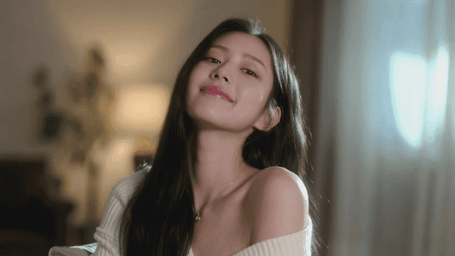 정면을 보고 미소 짓는 젊은 여성