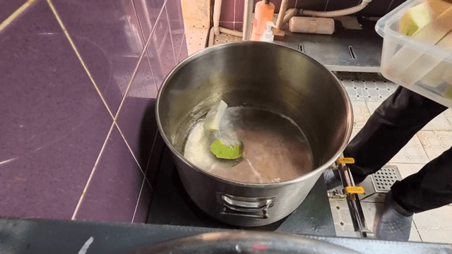 냄비에 무를 준비하는 사람