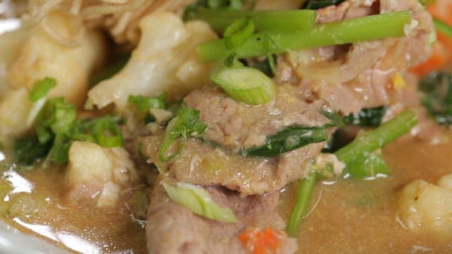 Lad na, a delicious Thai dish made with vegetables and meat