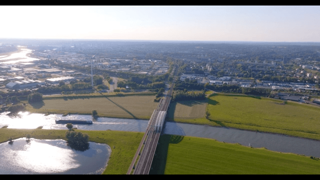 마을을 따라 흐르는 강 위의 다리