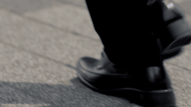 횡단보도를 건너는 정장 입은 직장인 남성