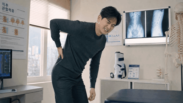Man experiencing back pain in doctor's office