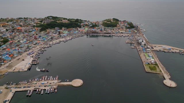 어업 항구가 있는 고요한 바다
