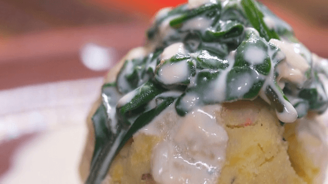 감자 요리에 크림 소스가 뿌려진 모습