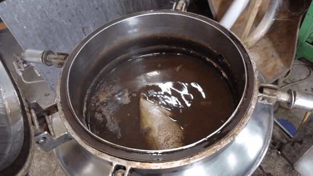 게이지와 액체가 있는 금속 용기