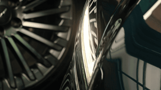 자동차 휠과 굴곡진 차체와 빛이 나는 헤드라이트