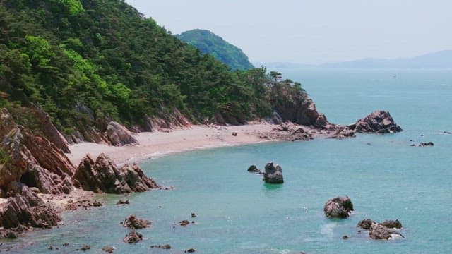 바위 절벽이 있는 고요한 해변