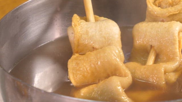 추운 날씨에 어울리는 따뜻한 어묵과 국물