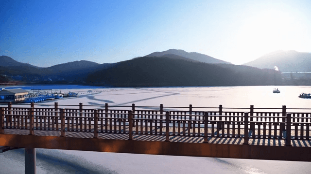 다리와 산이 있는 얼어붙은 강