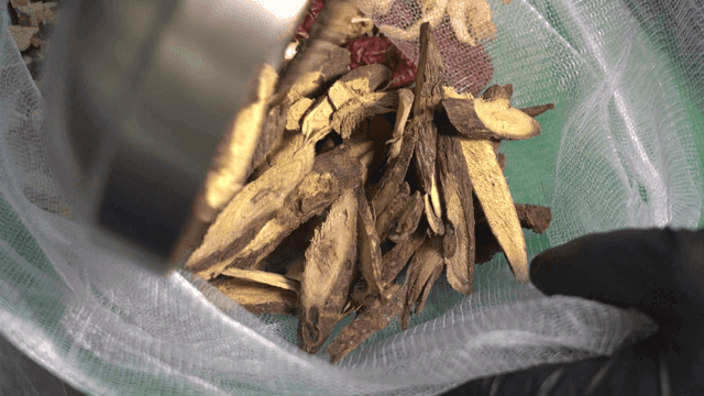 Preparation of medicinal herbs in broth strainer