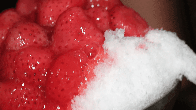 빙수 위에 올려진 딸기