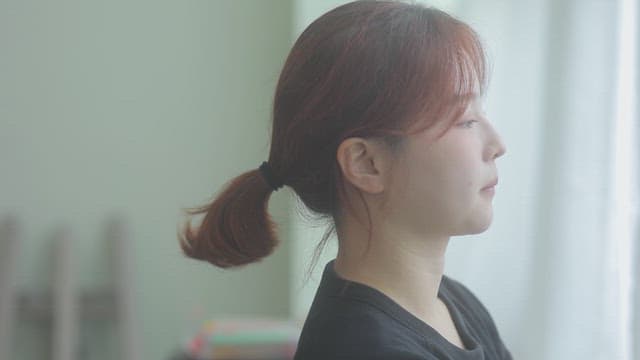 실내에서 걱정스러운 표정을 짓는 여자