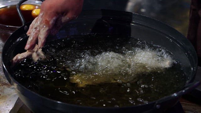 뜨거운 기름에 넣는 반죽을 입힌 돼지고기