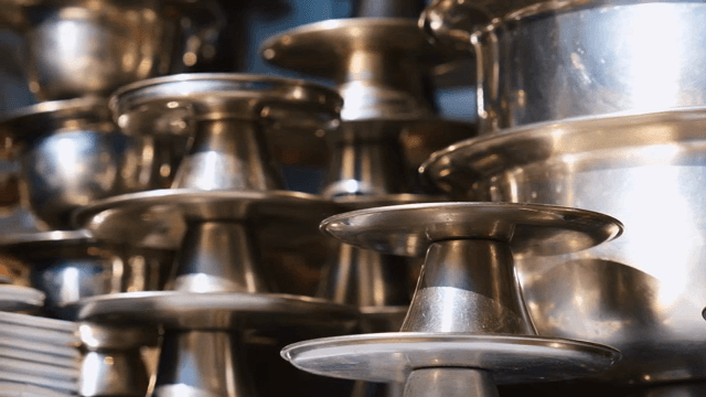 쌓여 있는 제사용 금속 그릇