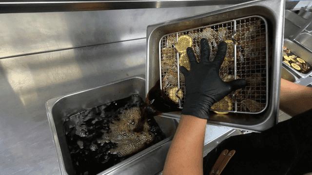 간장게장의 간장 양념을 빼는 요리사