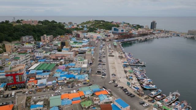 다채로운 지붕의 해안 마을