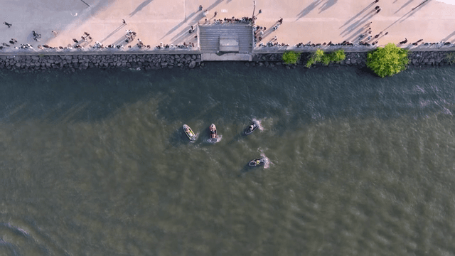 사람들이 있는 강변에서 제트스키 즐기기