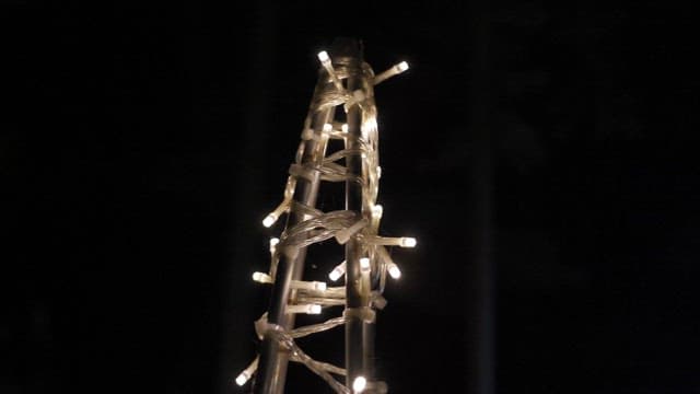 어둠 속 희미하게 불이 켜진 요정 전구