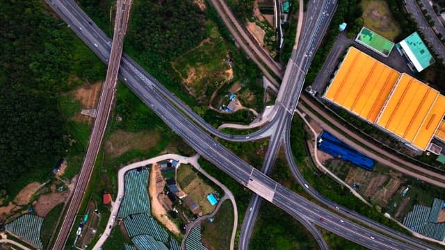 농지가 있는 복잡한 고속도로 교차로