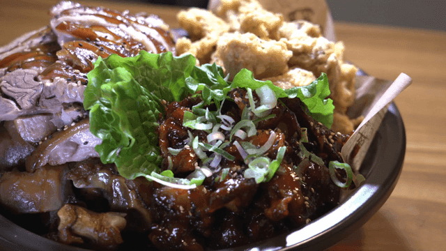 Spicy braised pig's trotters with toppings