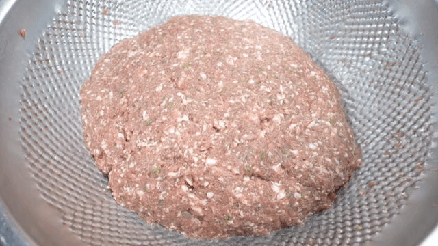 금속 그릇에 담긴 다진 고기 혼합물
