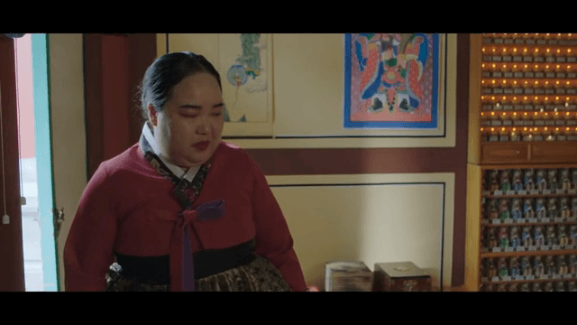 한복을 입은 여성이 전통 방에 들어가는 모습