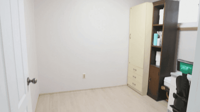 책장과 의자가 있는 작은 방