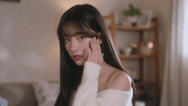 아늑한 방에 앉아 한숨을 쉬는 여성