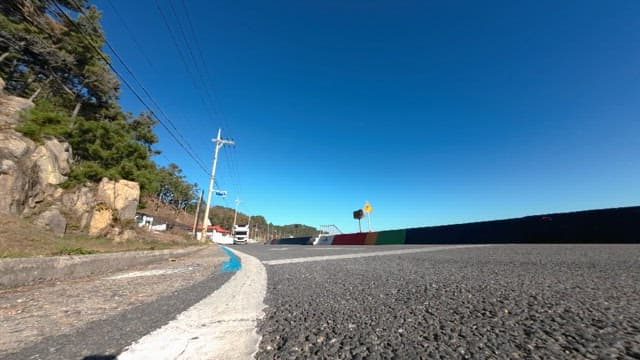 나무와 푸른 하늘이 있는 도로를 달리는 캠핑카