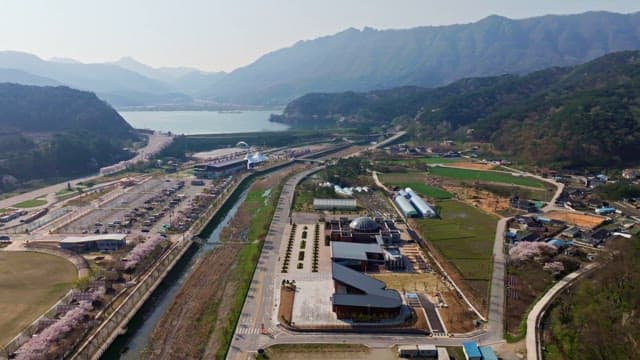 강과 산을 배경으로 한 풍경